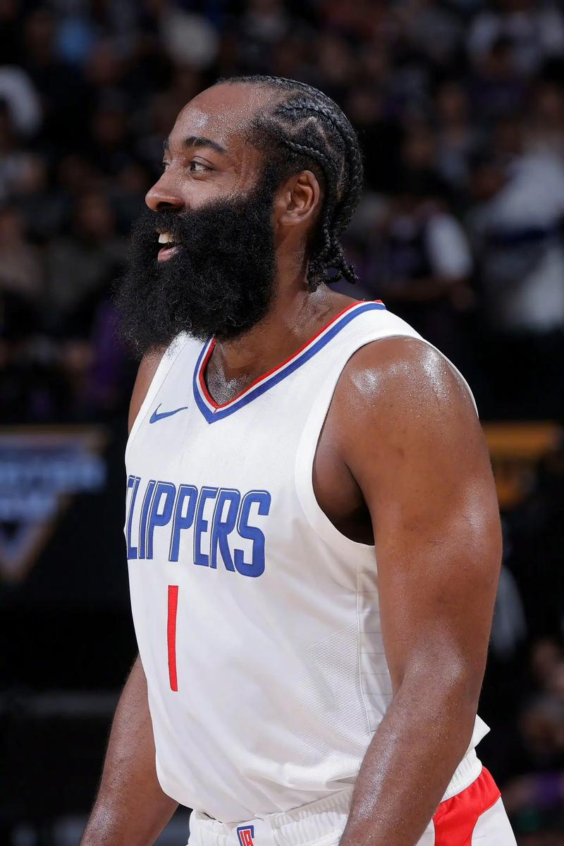 状态不错！4号秀克尼佩尔半场9中7轰18分（手感火热！4号秀克尼佩尔半场9投7中砍下18分）