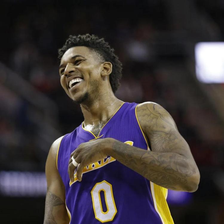 反对者抨击拉波尔塔：诺坎普还没完工，你们到底在庆祝什么？（反对派质问拉波尔塔：诺坎普尚未竣工，你们在庆祝什么？）