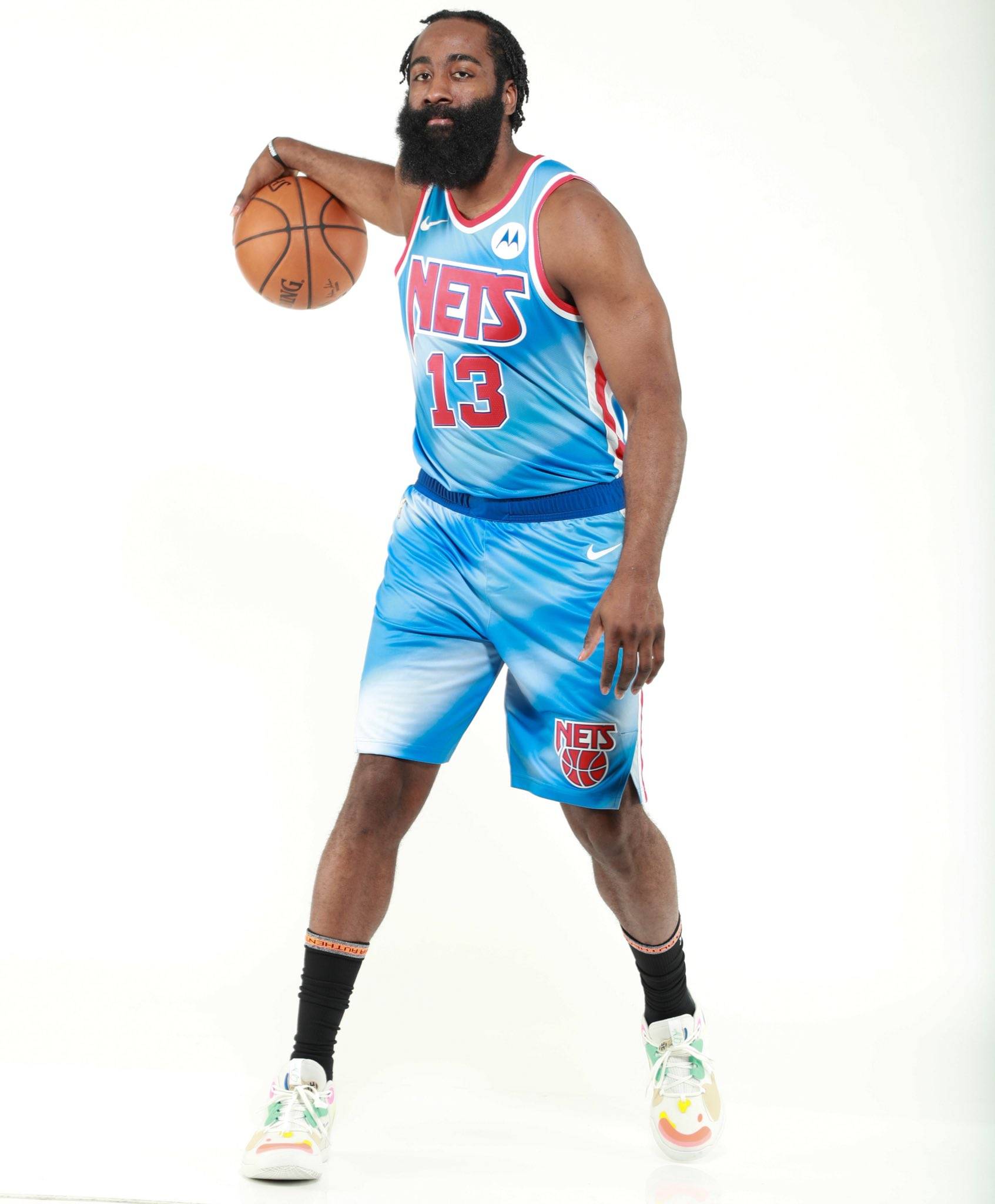 杰伦·布朗独挑大梁！多项数据位列联盟榜首（杰伦·布朗火力全开！多项数据领跑全联盟）