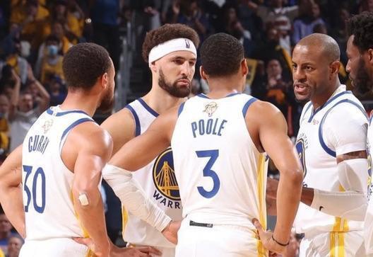 索尔斯克亚拿到了足球史上最漂亮的战术红牌！（索尔斯克亚上演足坛最经典的战术红牌）